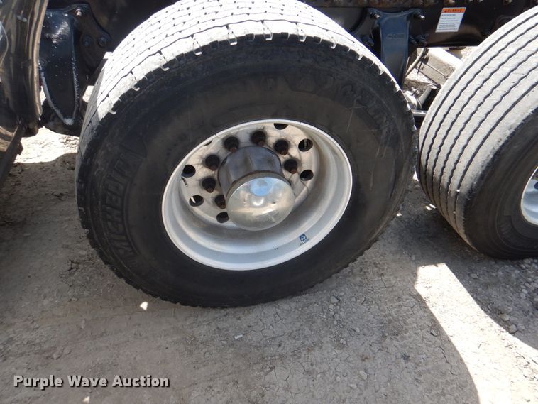 image for item JY9837 2014 Freightliner Cascadia 125  semi truck