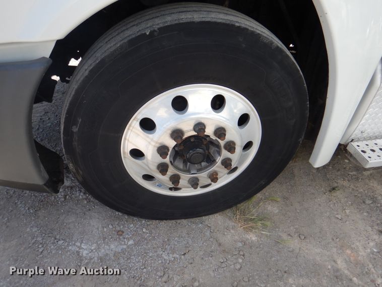 image for item JY9837 2014 Freightliner Cascadia 125  semi truck