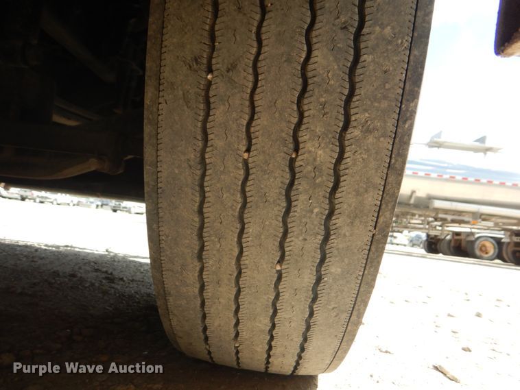 image for item JY9837 2014 Freightliner Cascadia 125  semi truck