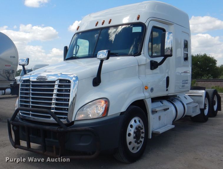 image for item JY9838 2014 Freightliner Cascadia 125  semi truck