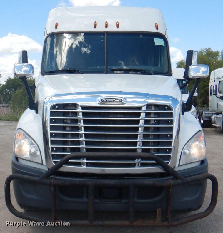 image for item JY9838 2014 Freightliner Cascadia 125  semi truck