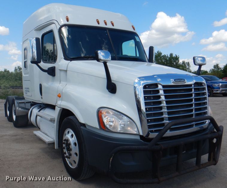 image for item JY9838 2014 Freightliner Cascadia 125  semi truck