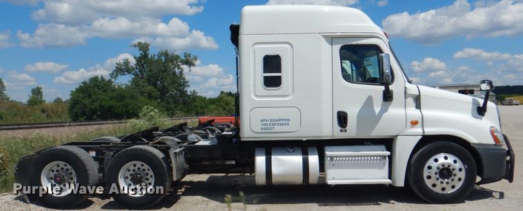 image for item JY9838 2014 Freightliner Cascadia 125  semi truck