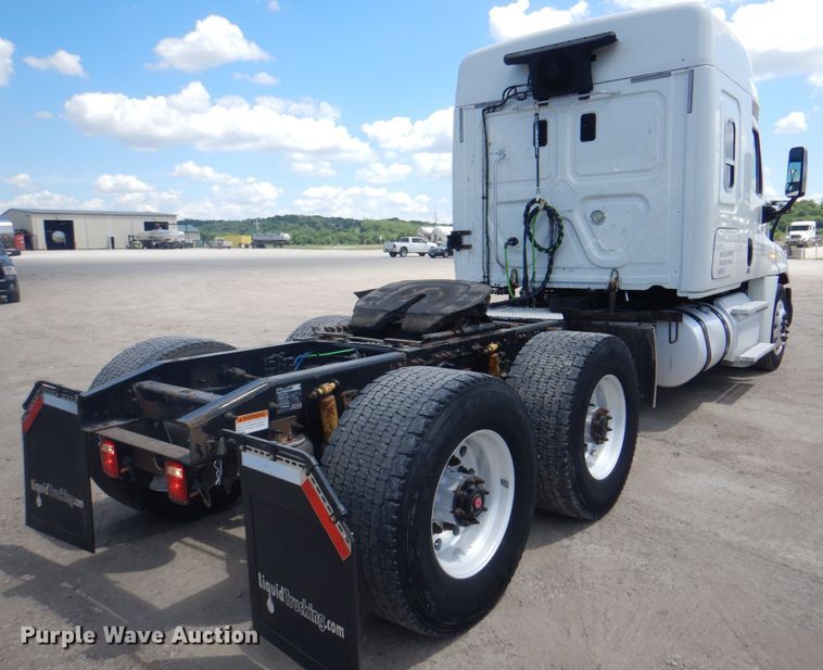 image for item JY9838 2014 Freightliner Cascadia 125  semi truck