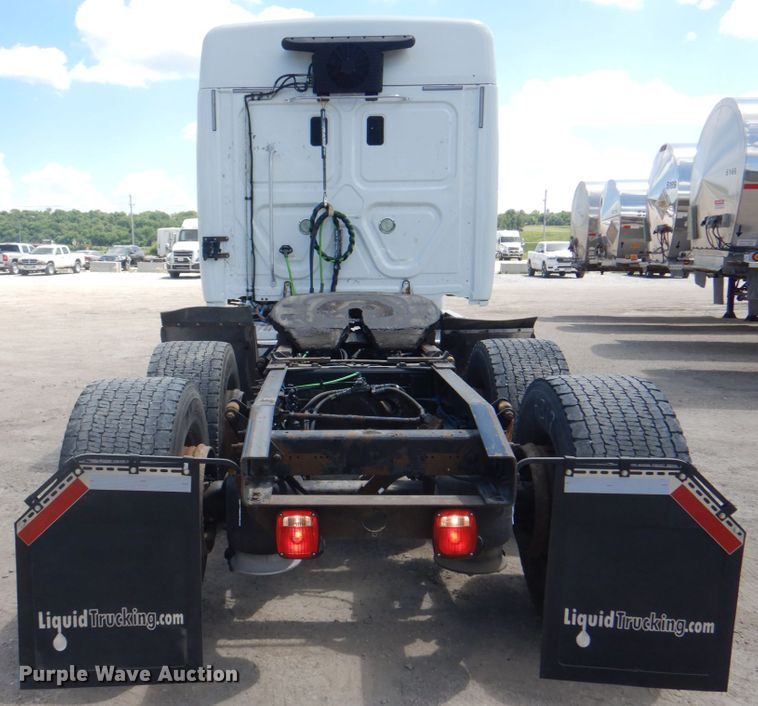 image for item JY9838 2014 Freightliner Cascadia 125  semi truck