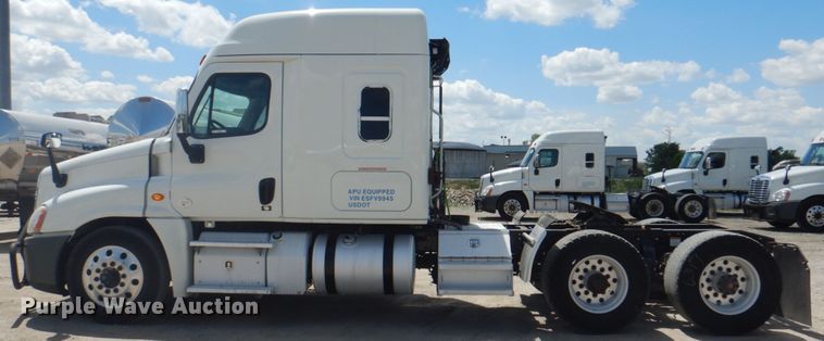 image for item JY9838 2014 Freightliner Cascadia 125  semi truck