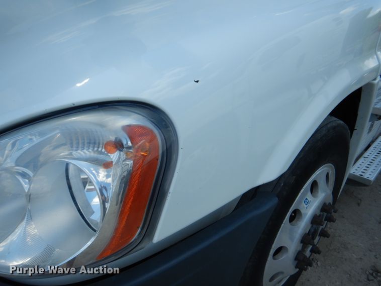 image for item JY9838 2014 Freightliner Cascadia 125  semi truck