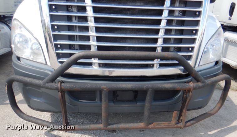 image for item JY9838 2014 Freightliner Cascadia 125  semi truck