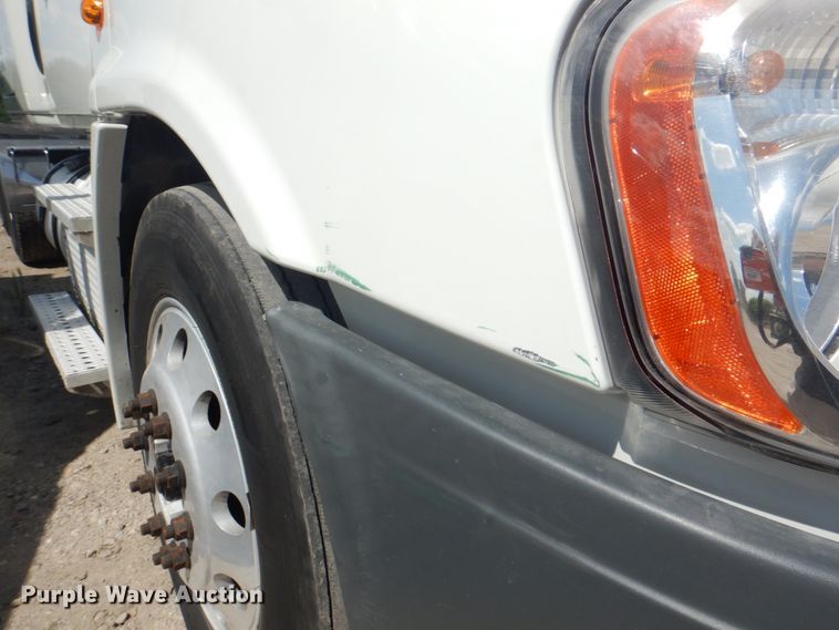 image for item JY9838 2014 Freightliner Cascadia 125  semi truck