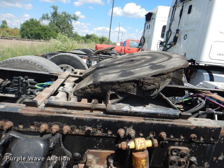 image for item JY9838 2014 Freightliner Cascadia 125  semi truck