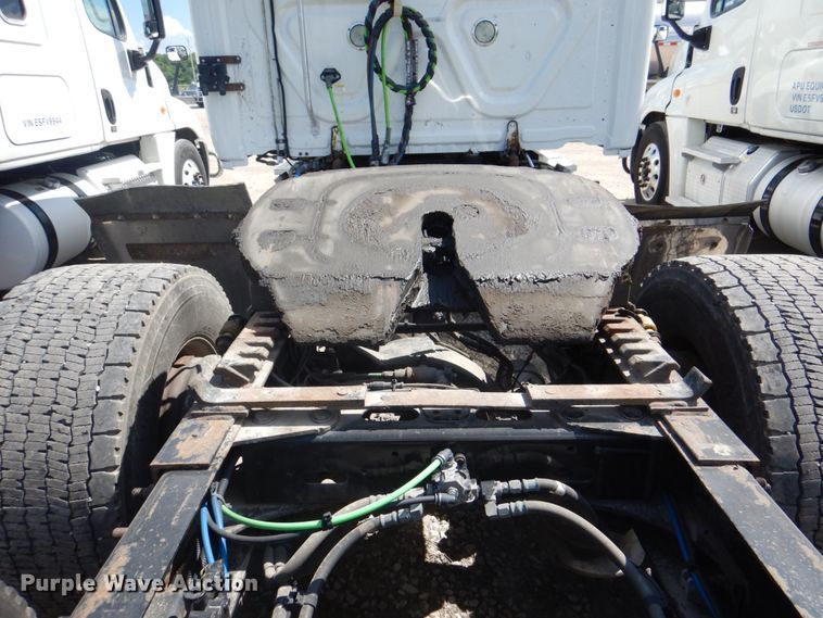 image for item JY9838 2014 Freightliner Cascadia 125  semi truck