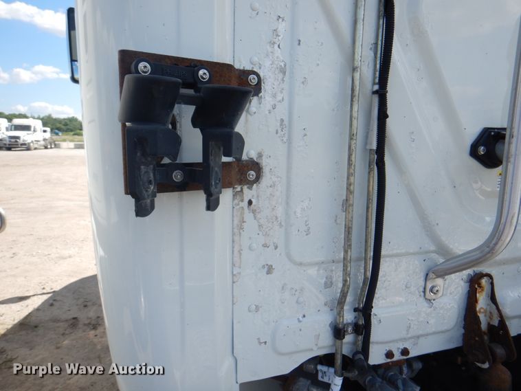 image for item JY9838 2014 Freightliner Cascadia 125  semi truck