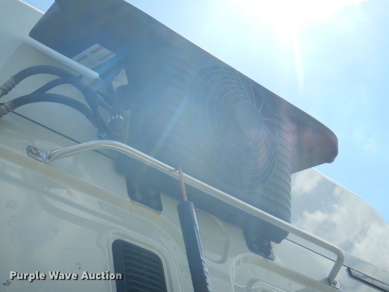 image for item JY9838 2014 Freightliner Cascadia 125  semi truck