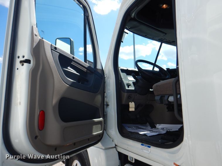 image for item JY9838 2014 Freightliner Cascadia 125  semi truck