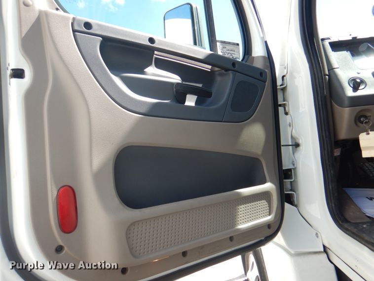 image for item JY9838 2014 Freightliner Cascadia 125  semi truck