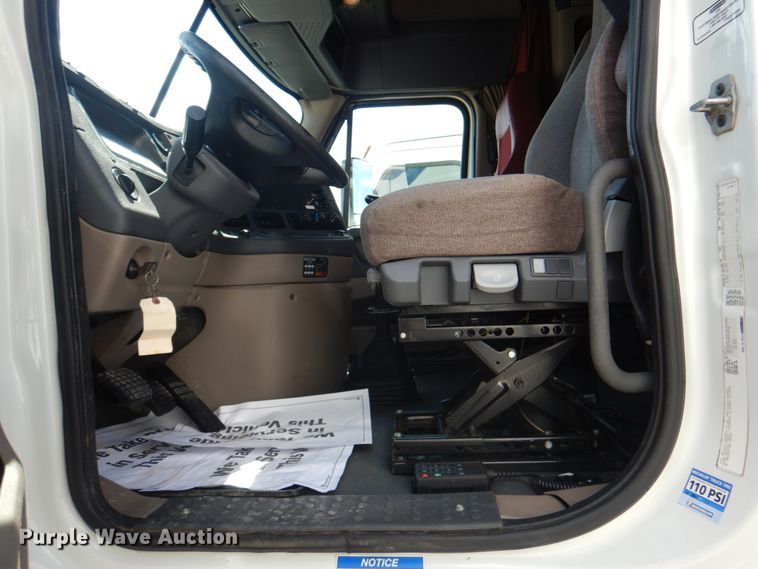 image for item JY9838 2014 Freightliner Cascadia 125  semi truck