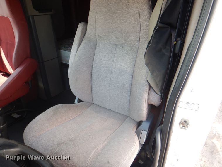 image for item JY9838 2014 Freightliner Cascadia 125  semi truck