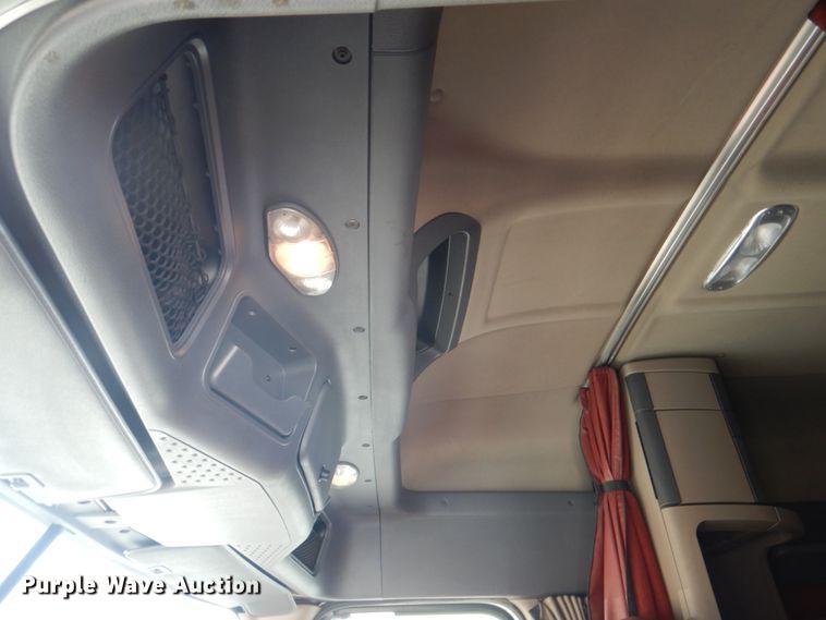 image for item JY9838 2014 Freightliner Cascadia 125  semi truck