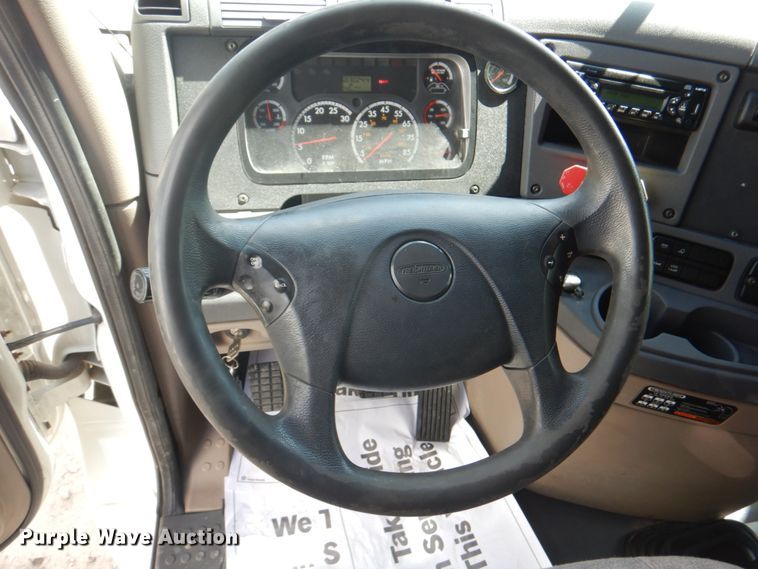 image for item JY9838 2014 Freightliner Cascadia 125  semi truck