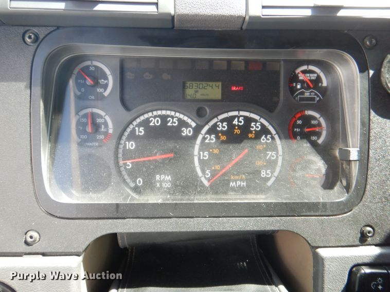 image for item JY9838 2014 Freightliner Cascadia 125  semi truck