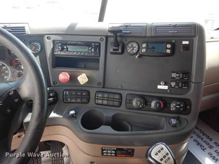 image for item JY9838 2014 Freightliner Cascadia 125  semi truck