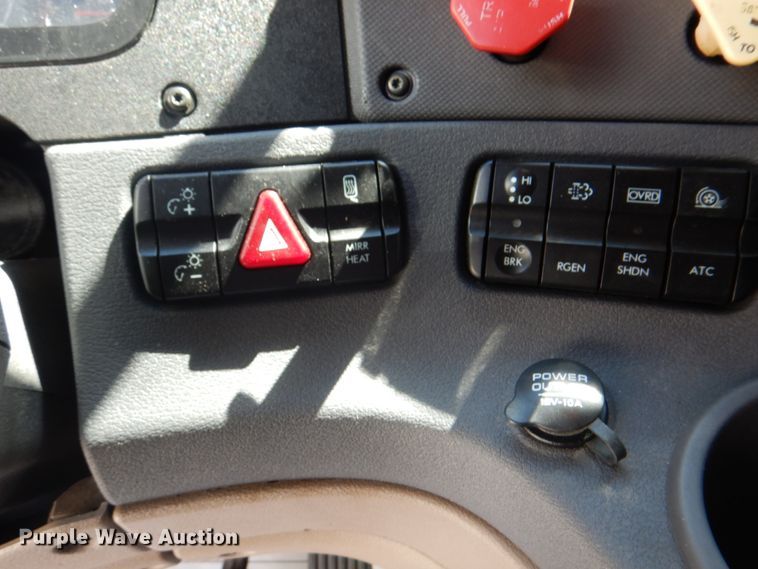 image for item JY9838 2014 Freightliner Cascadia 125  semi truck