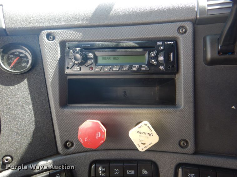 image for item JY9838 2014 Freightliner Cascadia 125  semi truck