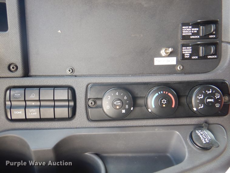 image for item JY9838 2014 Freightliner Cascadia 125  semi truck