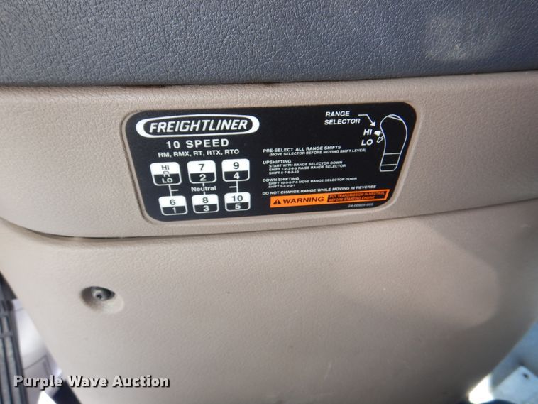 image for item JY9838 2014 Freightliner Cascadia 125  semi truck