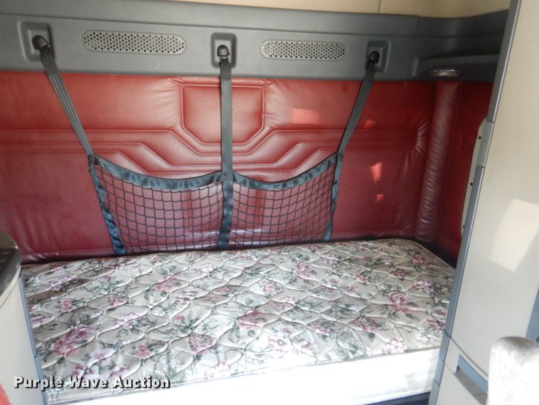 image for item JY9838 2014 Freightliner Cascadia 125  semi truck