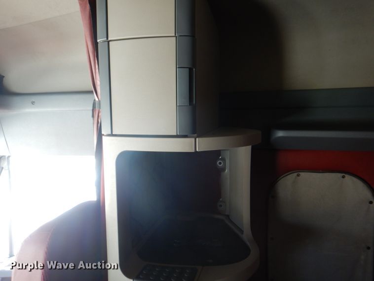 image for item JY9838 2014 Freightliner Cascadia 125  semi truck