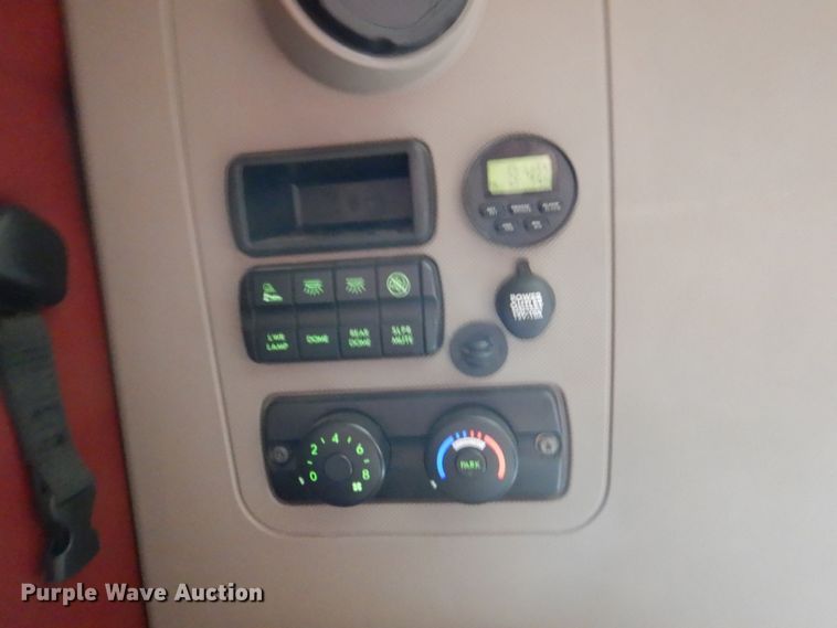 image for item JY9838 2014 Freightliner Cascadia 125  semi truck