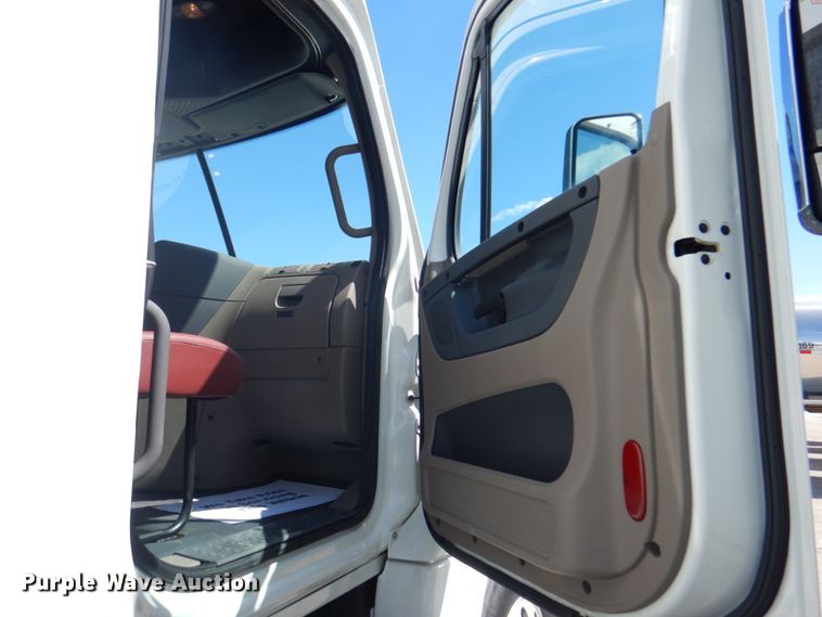 image for item JY9838 2014 Freightliner Cascadia 125  semi truck