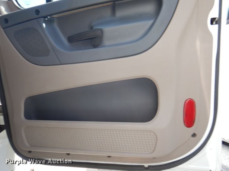 image for item JY9838 2014 Freightliner Cascadia 125  semi truck