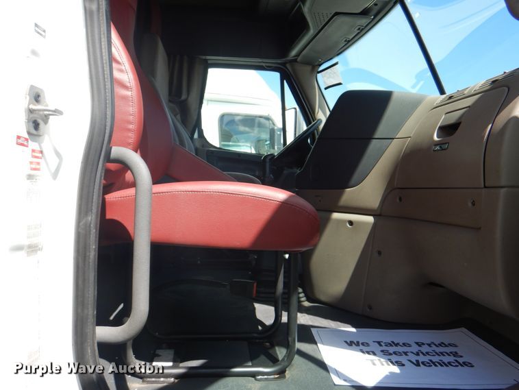 image for item JY9838 2014 Freightliner Cascadia 125  semi truck