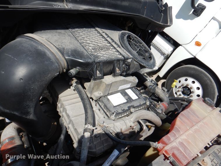 image for item JY9838 2014 Freightliner Cascadia 125  semi truck