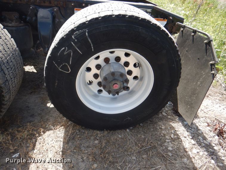 image for item JY9838 2014 Freightliner Cascadia 125  semi truck