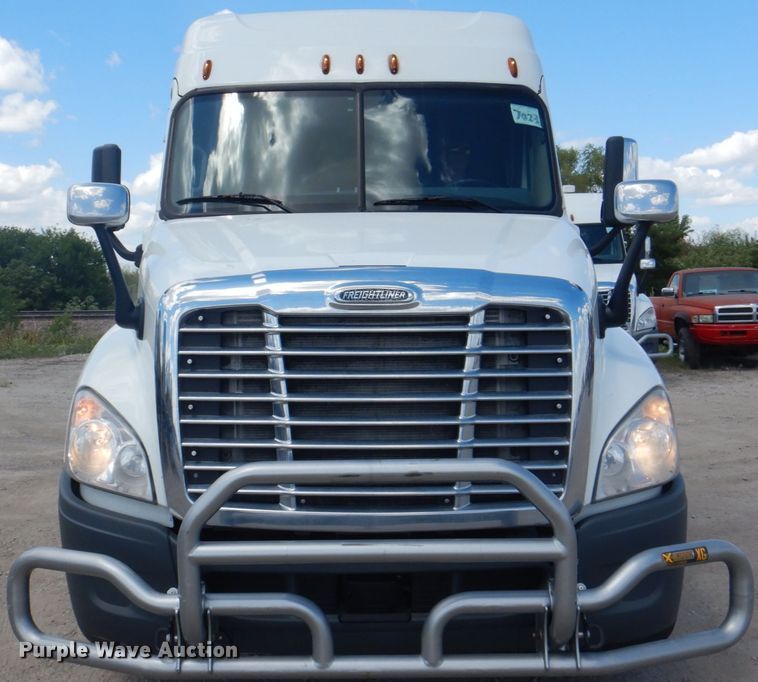 image for item JY9839 2014 Freightliner Cascadia 125  semi truck