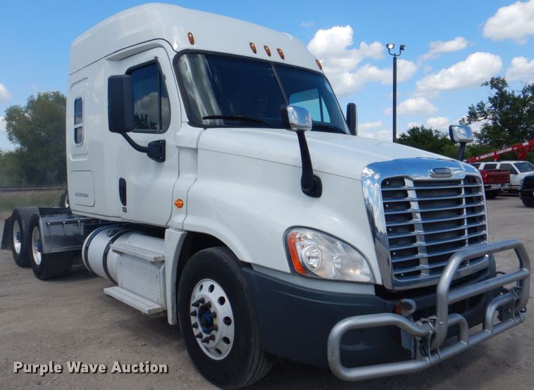 image for item JY9839 2014 Freightliner Cascadia 125  semi truck