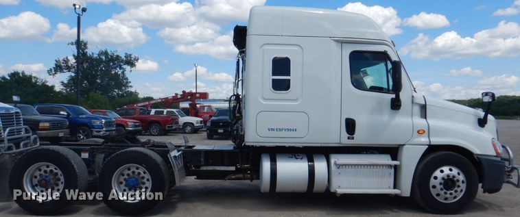 image for item JY9839 2014 Freightliner Cascadia 125  semi truck