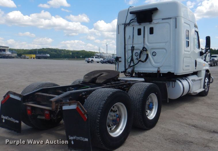image for item JY9839 2014 Freightliner Cascadia 125  semi truck