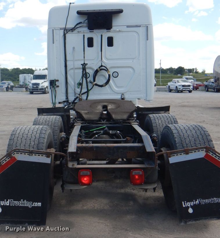 image for item JY9839 2014 Freightliner Cascadia 125  semi truck