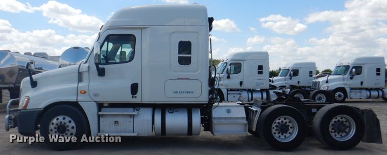 image for item JY9839 2014 Freightliner Cascadia 125  semi truck
