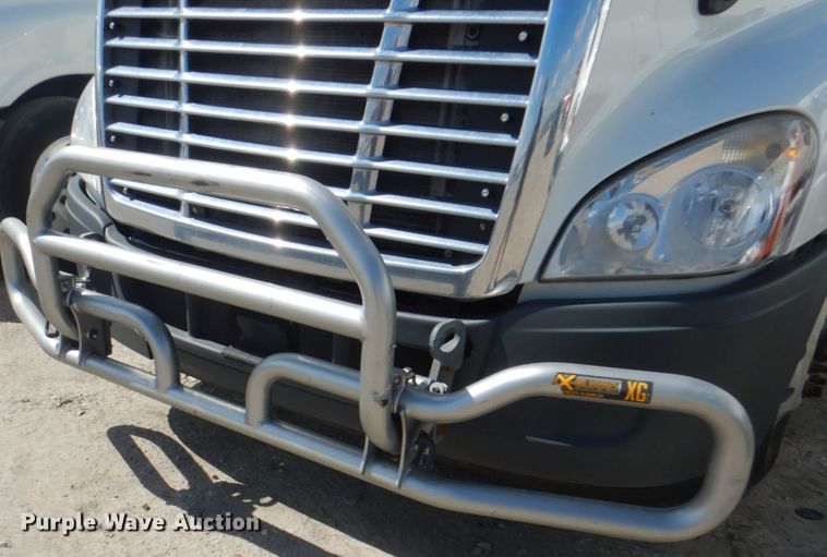 image for item JY9839 2014 Freightliner Cascadia 125  semi truck