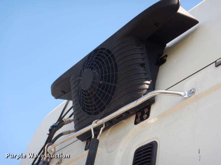 image for item JY9839 2014 Freightliner Cascadia 125  semi truck