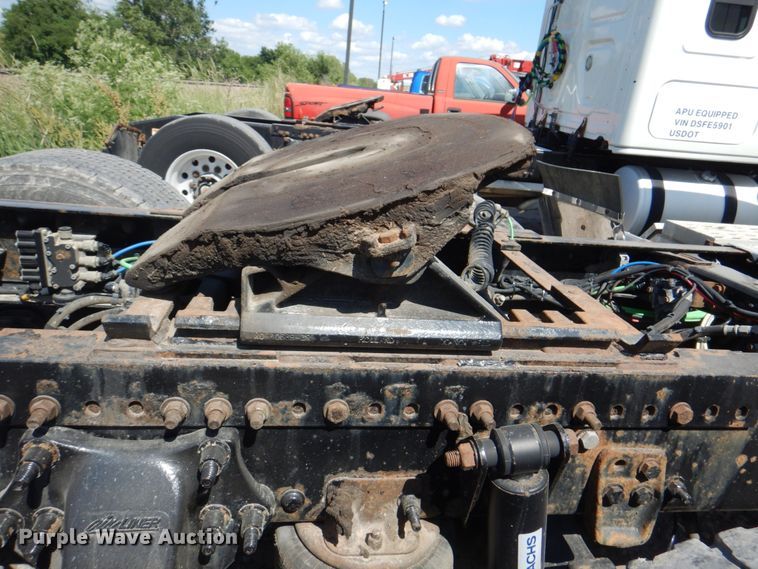 image for item JY9839 2014 Freightliner Cascadia 125  semi truck