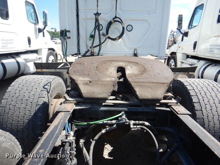 image for item JY9839 2014 Freightliner Cascadia 125  semi truck