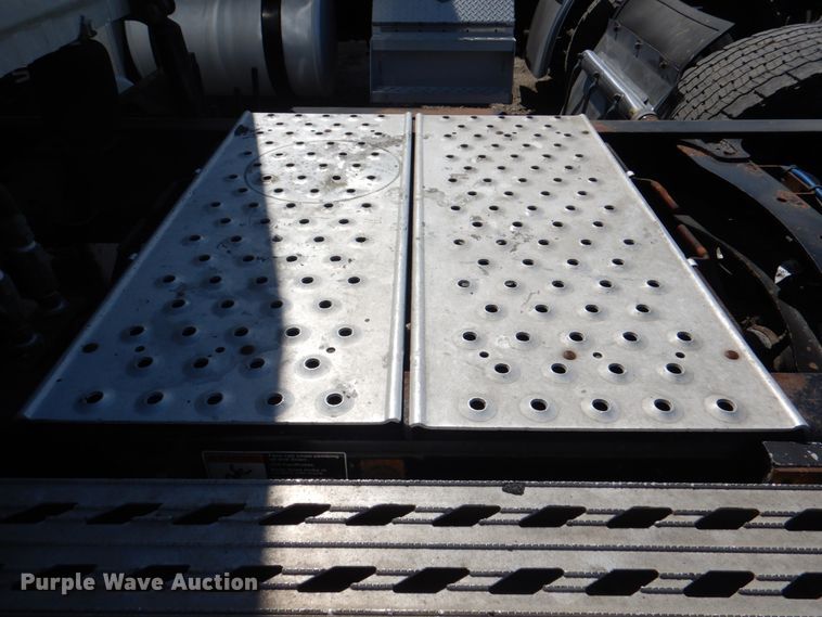 image for item JY9839 2014 Freightliner Cascadia 125  semi truck