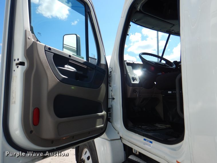 image for item JY9839 2014 Freightliner Cascadia 125  semi truck