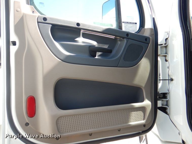 image for item JY9839 2014 Freightliner Cascadia 125  semi truck